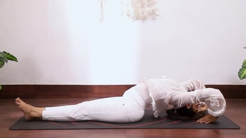 Vidéo d'une femme exécutant Matsyasana