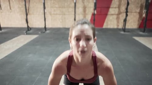 Starke Fitness-Frau macht Dread Lifts Training im Fitnessstudio