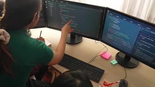 Backend-Softwareentwickler, Ingenieur, der Code schreibt. Aufkeimend