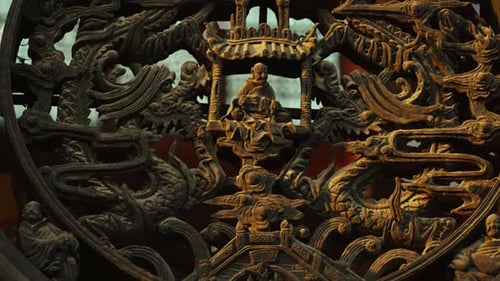 Runde dekorative Holzschnitzerei mit buddhistischen Figuren und Drachen