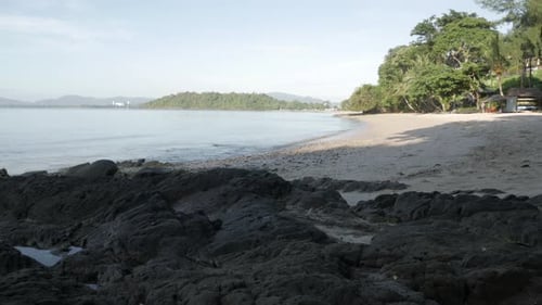 natürliches Meer mit Küste, felsiger und weißer Strand, Sommerstrand, Seelandschaft