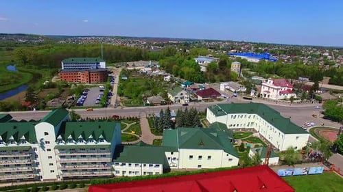 Farbenfrohe Architektur der Provinzstadt an einem sonnigen Sommertag. Stadt mit üppigem Grün