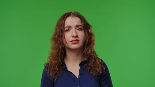 Teenager-Mädchen posiert mit verschränkten Armen und traurigem verärgertem frustriertem Gesicht vor der Kamera Negativer Gesichtsausdruck