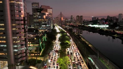 Tráfego rodoviário no City Sunset em São Paulo, Brasil.