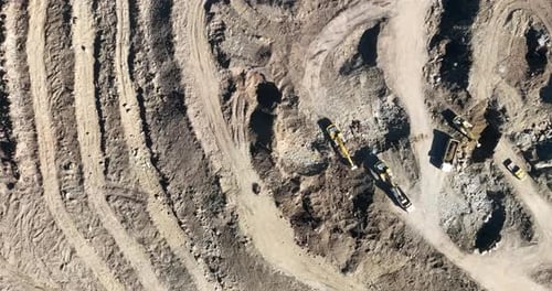 Industrielle Minenbagger graben den Boden auf der Baustelle und verladen Lastwagen