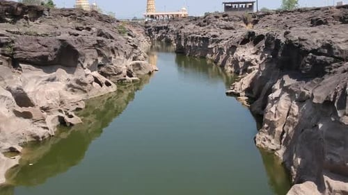 Images aériennes par Drone d'une rivière avec des nids-de-poule - À Nighoj, près de Pune, est célèbre pour