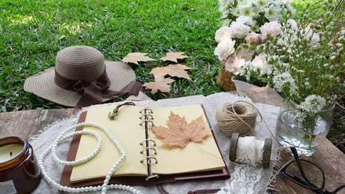 Hallo Herbstkonzept. Tschüss Sommer. Herbst-Picknick mit Blumen