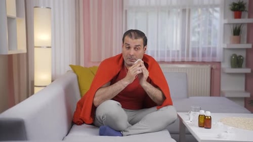 Hombre enfermo con ojos llorosos.