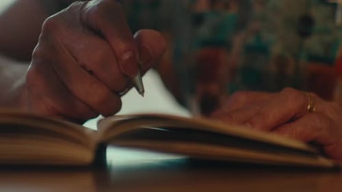 Seniorin aus nächster Nähe, alte Hase, die Tintenstift hält und Notizen aufschreibt, kreative Ideen, Gedanken dazu, nicht