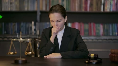 Retrato de una abogada tosiendo en la sala del tribunal