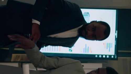 Vidéo verticale Les employés éprouvent des difficultés à effectuer leurs tâches