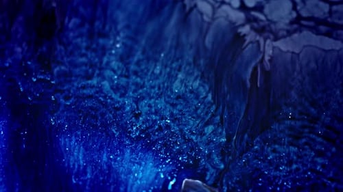 La tinta azul abstracta se extiende en el agua creando una mezcla etérea de patrones