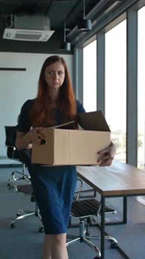 Empresária vertical de ruiva deixa o escritório após ser demitida