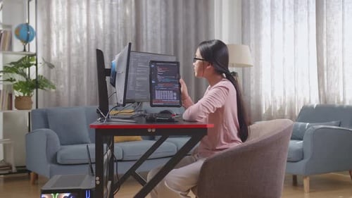 Teenager-Programmiererin schaut sich die Datenbank auf dem Tablet an, während sie eine App für die Entwicklung eines Softwareingenieurs erstellt