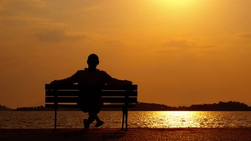 Männer-Silhouette erholt sich vor der Abenddämmerung