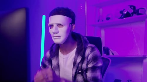 Ein Hacker benutzt einen Laptop, um nachts Daten zu stehlen