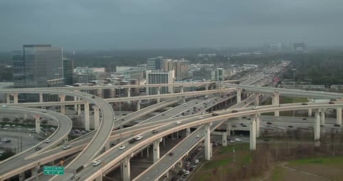Vista aérea del concurrido cruce de autopistas de la ciudad y el horizonte urbano