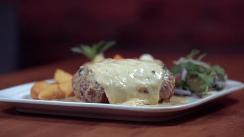 Cordon Bleu avec repas au fromage sur une table en bois avec riz et pommes de terre avec une belle garniture 4k