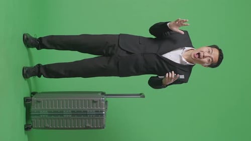 Full Body Businessman With Luggage Smiling And Saying Wow While Standing In The Green Screen