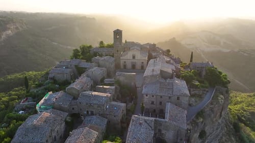Vue aérienne du lever du soleil en été sur la célèbre Civita Di Bagnoregio, Viterbo, Latium, Italie