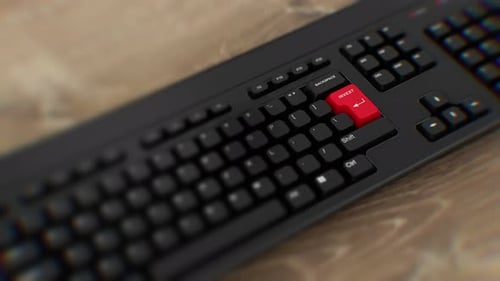Investieren Sie in die rote Taste auf der Tastatur. Ein Finger drückt Invest. Klicken Sie auf Investieren. Weitwinkelbild der Tastaturtaste