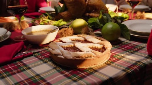 Table complète avec tarte et dinde rôtie