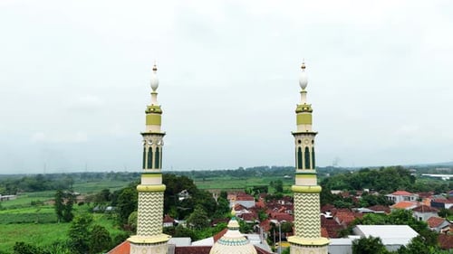 Drohnenblick auf den Turm der islamischen Moschee mit Blick auf die Stadt