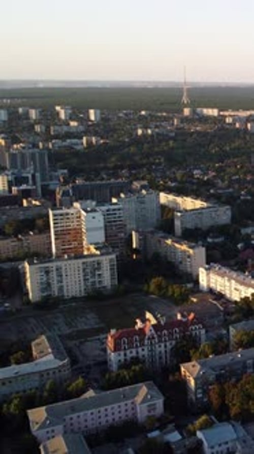 Paisaje urbano de Járkov con parque verde en la Hora Dorada