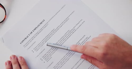 Personne, mains et lecture de documents avec contrat de travail pour le recrutement