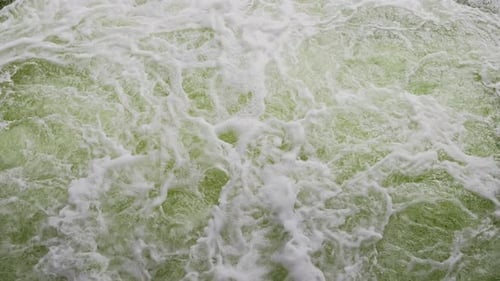 Grüner brodelnder Wasserströmungshintergrund