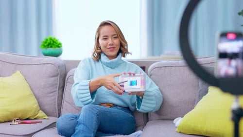 Influenciadora, maquillaje y producto con una vloguera que transmite o graba contenido en directo