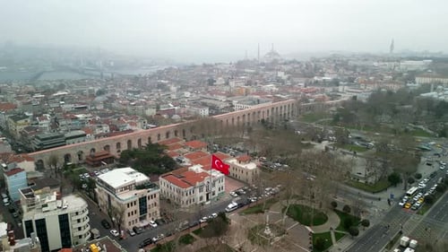 Die türkische Flagge in der Nähe des Fatih-Gedenkparks in Istanbul dreht sich nach links. Schuss