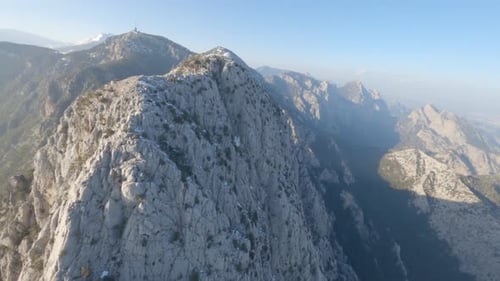 Massive chaîne de montagnes en Turquie avec une tour de diffusion au sommet d'un pic