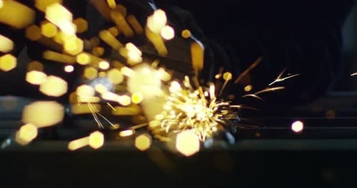 . Schmied oder Schweißer, mit seinem Schleifen glättet er Stahl und Eisen, in extremer Zeitlupe, um die