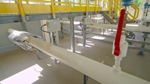 Système de contrôle de canalisation industriel avec vannes, jauges et configuration d'automatisation