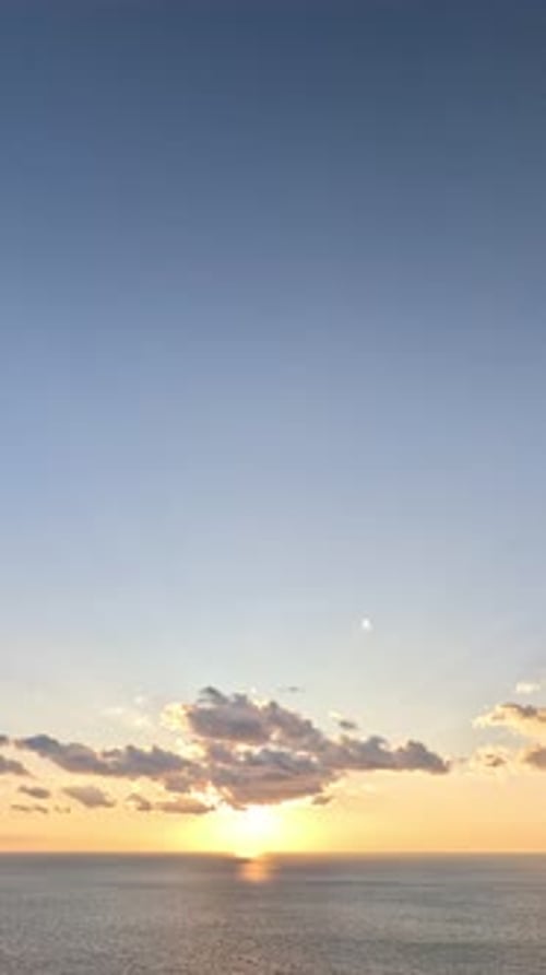 Timelapse : cumulus moelleux se déplaçant dans un ciel doré brillant au coucher du soleil au-dessus de la mer, nature aérienne abstraite