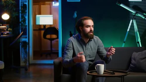Un fan bouleversé regarde un événement sportif en direct à la télévision dans le salon