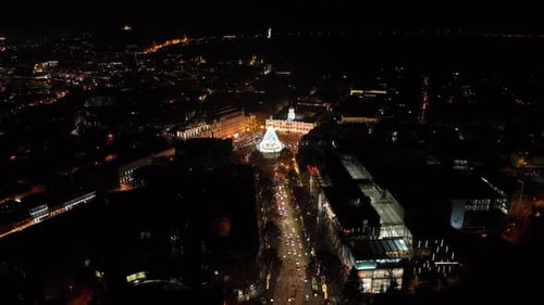 Autos im Verkehr während der Hauptverkehrszeit in der Nacht auf der Rustaveli Avenue in der Hauptstadt Tiflis in Georgien