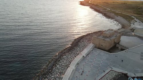 Vue panoramique aérienne du château de Pafos contre le soleil couchant, Chypre