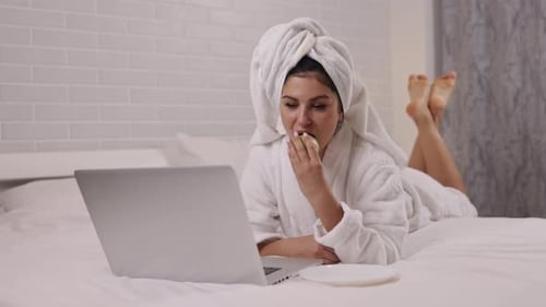 Utilisation de Laptop Bedroom Entertainment Fruity Snack