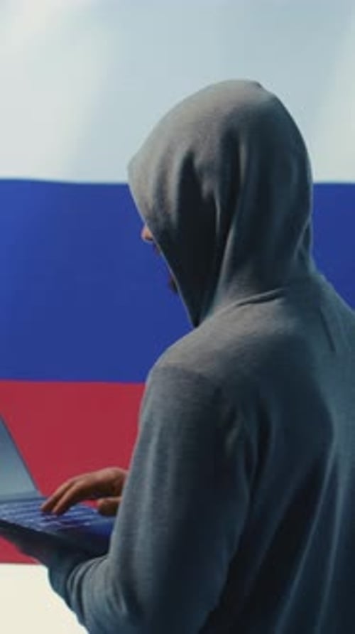 Vidéo verticale Un agent des cyberforces russes travaillant avec un système informatique