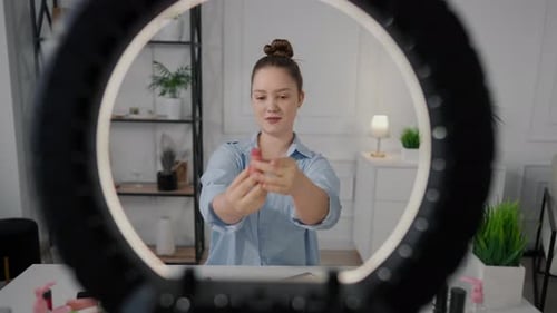 Influencer Bloguera de Belleza Probando Nuevos Cosméticos y Mostrando en Vídeo Tutorial A Una Mujer Joven Bonita