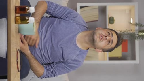 Vidéo verticale d'un homme malade à la respiration rapide. L'homme ne peut pas contrôler sa respiration.
