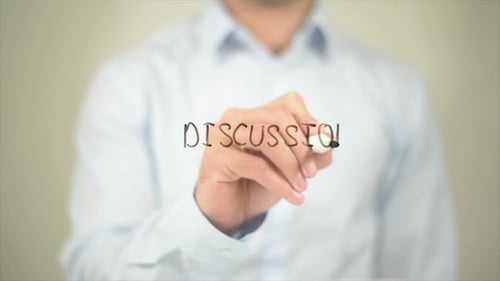 Un homme de discussion écrit sur un écran transparent
