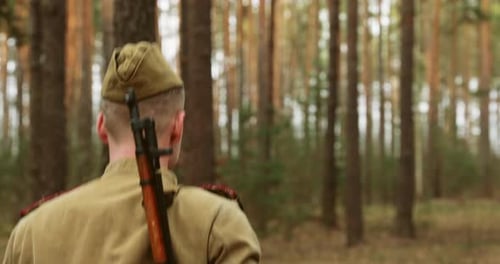 Mann verkleidet als russischer sowjetischer Infanteriesoldat der Roten Armee aus dem Zweiten Weltkrieg marschiert mit
