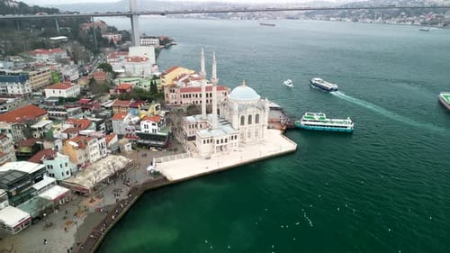 Blick auf die Große Mecidiye-Ortaköy-Moschee mit der Märtyrerbrücke (Flyback)