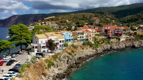Pueblo de Assos en Cefalonia, Grecia. Bahía de color turquesa en el mar Mediterráneo con hermosos colores