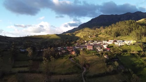 Zumbidos aéreos revelan la ciudad de Isinlivi en las montañas de los Andes en Ecuador. Quilotoa loop isinlivi
chugc