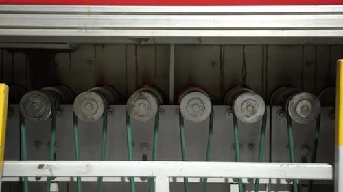 Rotierende Stahlscheiben, die in einer modernen Industrie verwendet werden. Mehrere rotierende Getrieberäder mit einem SCR