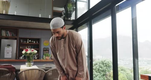Muslim, Mann und Gebet für den Glauben mit Gottesdienst, Salah oder Gebetsroutine mit dem Islam zu Hause